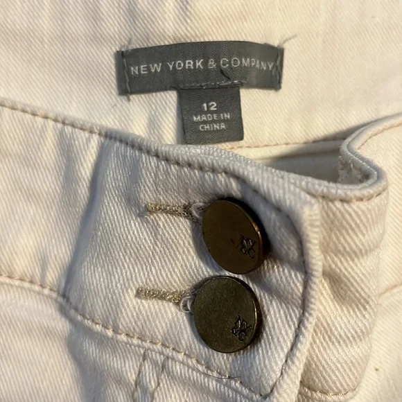 NY&Co cuffed off-white jeans shorts. Sz 12 - Picture 4 of 7